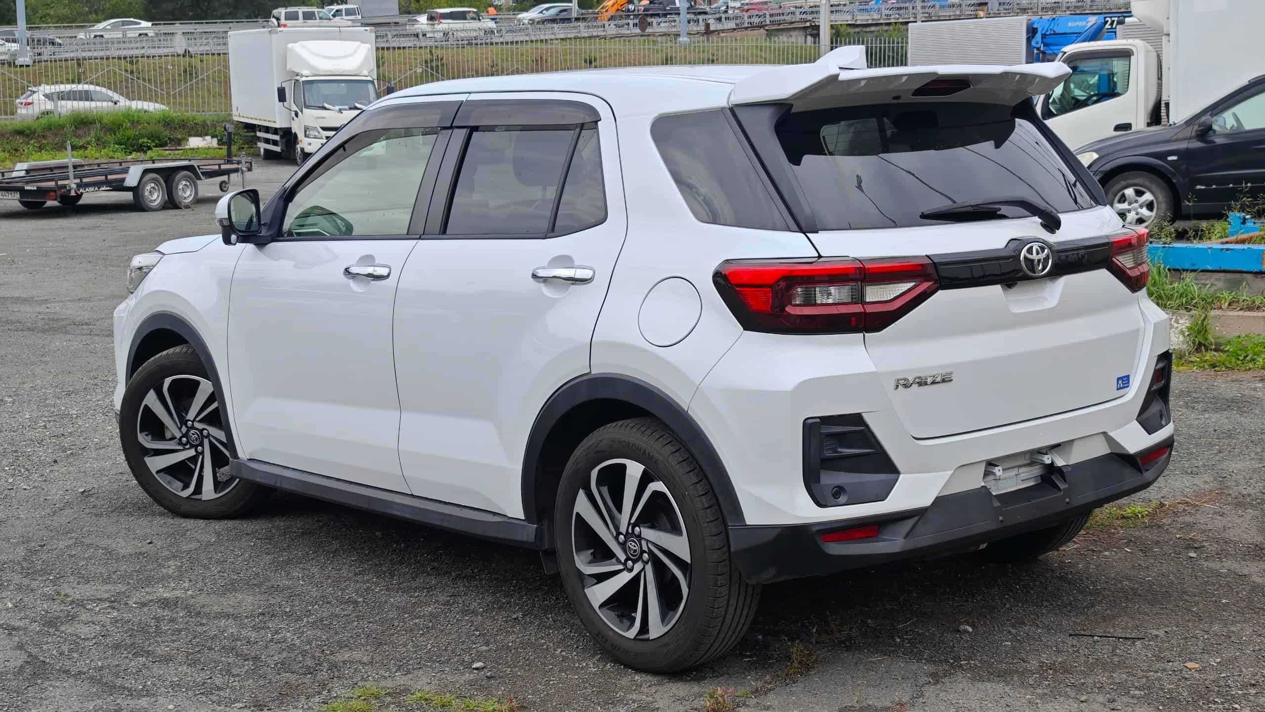 Toyota Raize Z — сзади